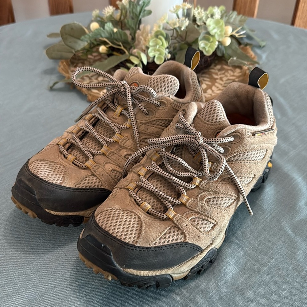Merrell Moab Hiking Shoe Womens 9M Taupe Suede Vibram Soles